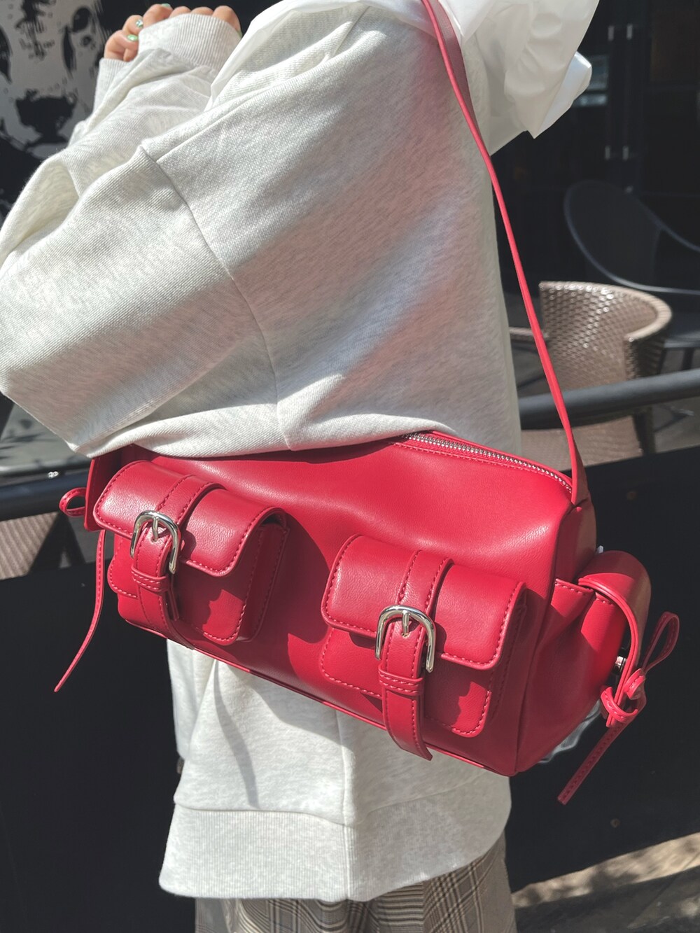 グレー系のスウェット、ホワイト系のシャツ/ブラウス、レッド系のショルダーバッグを着用したレディースの秋コーディネートの8枚目の写真