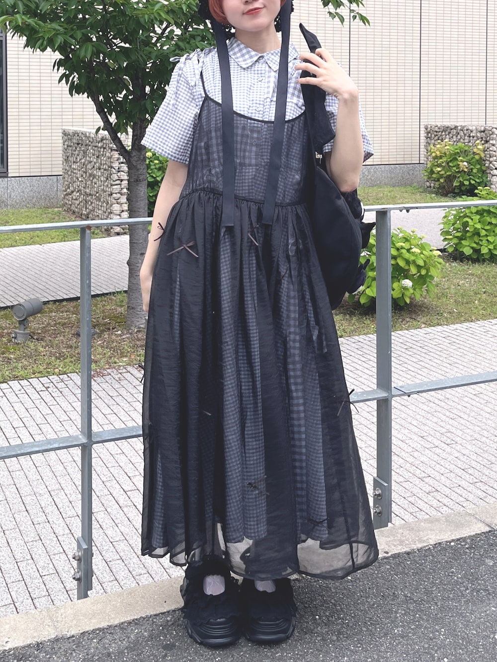 ブラック系のサンダル、ブラック系のトートバッグ、ブラック系のワンピースを着用したレディースの春コーディネートの2枚目の写真