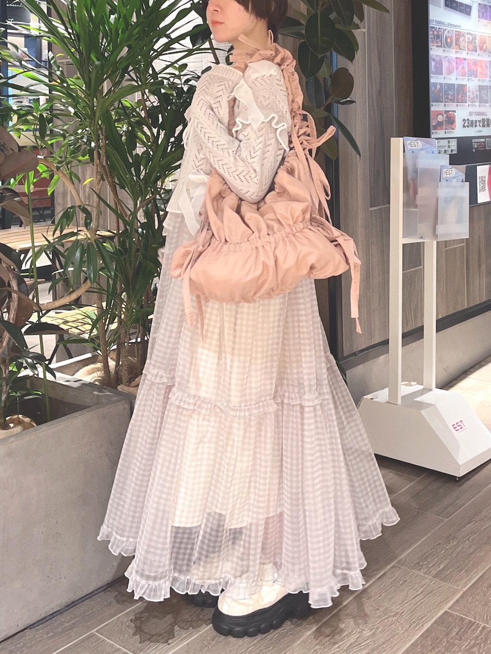 グレー系のカーディガン/ボレロ、ピンク系のニット/セーター、ベージュ系のワンピースを着用したレディースの春コーディネートの3枚目の写真