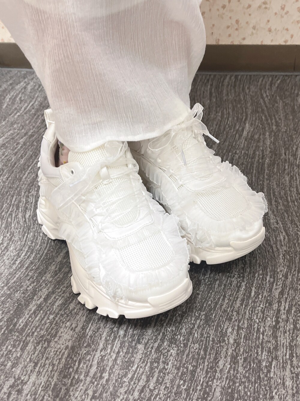 ホワイト系のワンピース、レッド系のトートバッグ、ホワイト系のスニーカーを着用したレディースの春コーディネートの8枚目の写真