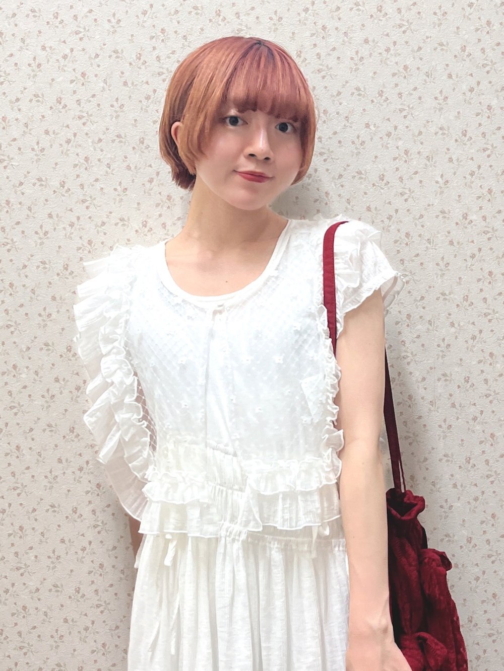 ホワイト系のワンピース、レッド系のトートバッグ、ホワイト系のスニーカーを着用したレディースの春コーディネートの5枚目の写真