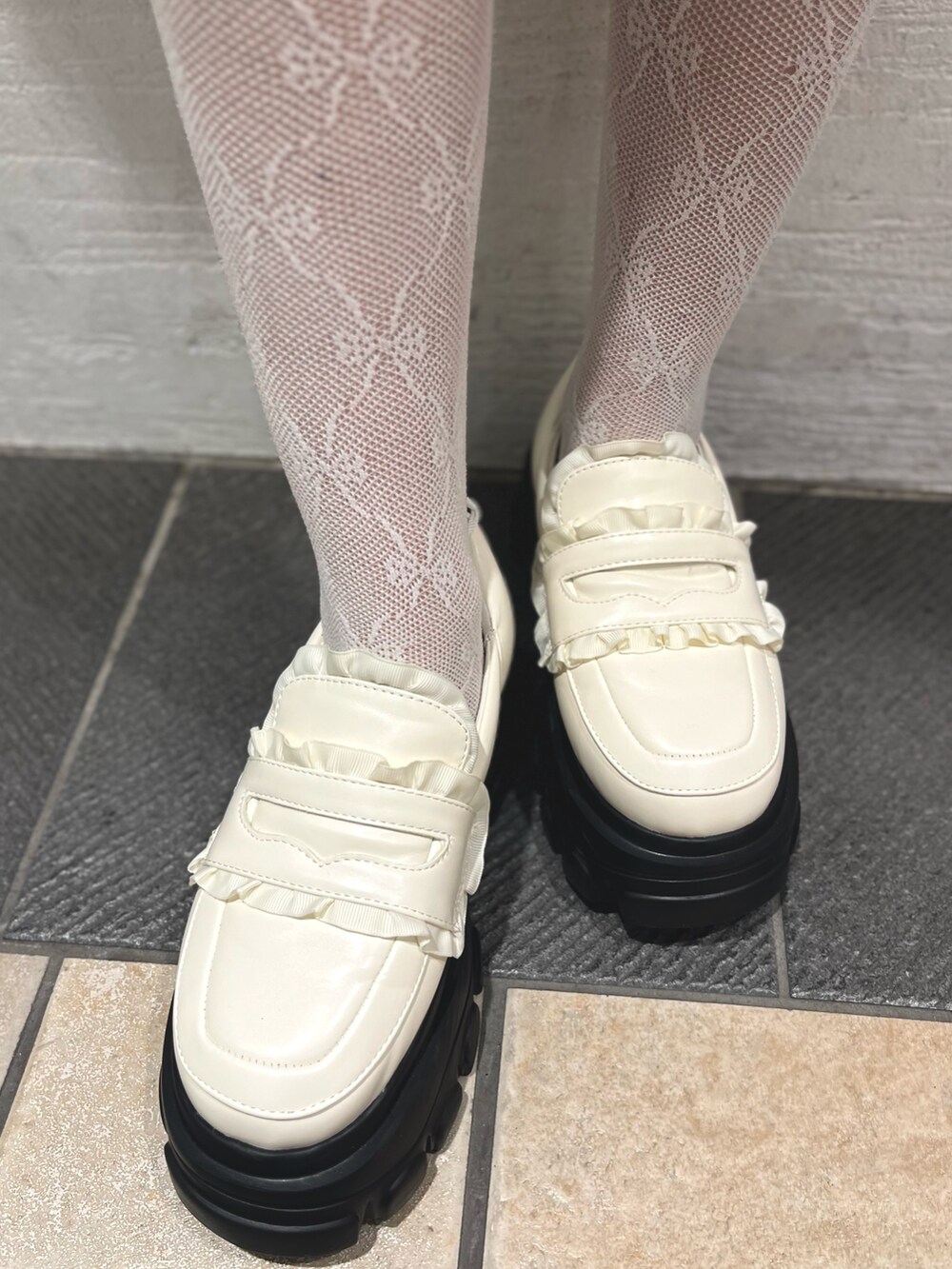 ブラック系のニット/セーター、ブラック系のブルゾン、ベージュ系のスウェットパンツを着用したレディースの秋コーディネートの9枚目の写真