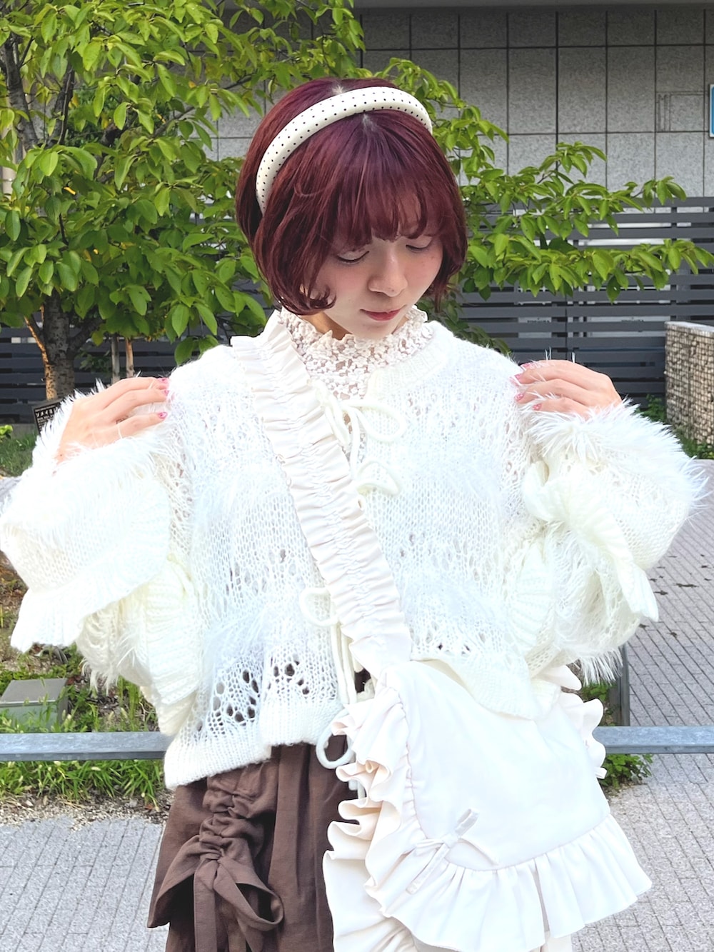 ホワイト系のカーディガン/ボレロ、ホワイト系のTシャツ/カットソー、ホワイト系のショルダーバッグを着用したレディースの秋コーディネートの5枚目の写真