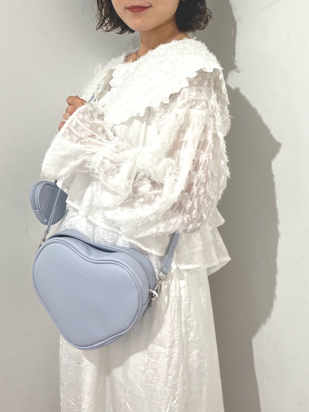 ホワイト系のシャツ/ブラウス、ホワイト系のワンピース、ホワイト系のスニーカーを着用したレディースの夏コーディネートの5枚目の写真