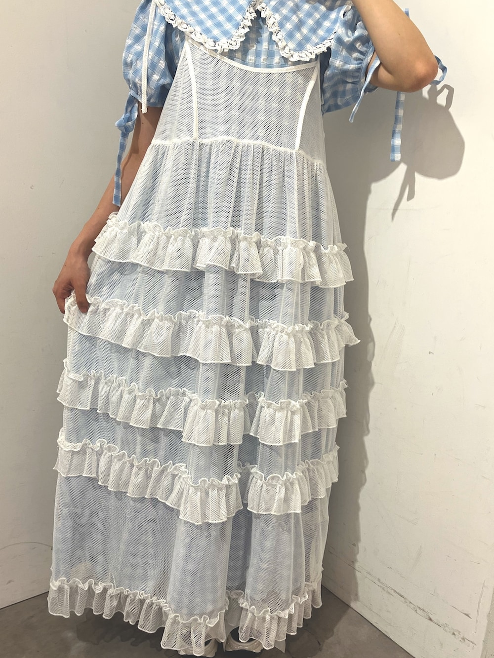 ホワイト系のワンピース、ブルー系のワンピース、ホワイト系のサンダルを着用したレディースの春コーディネートの8枚目の写真