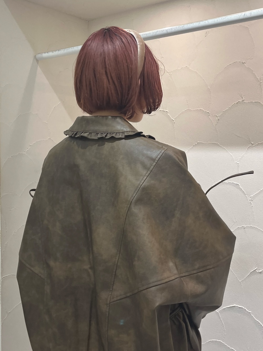 ブラウン系のブルゾン、ホワイト系のシャツ/ブラウス、ホワイト系のその他パンツを着用したレディースの秋コーディネートの8枚目の写真