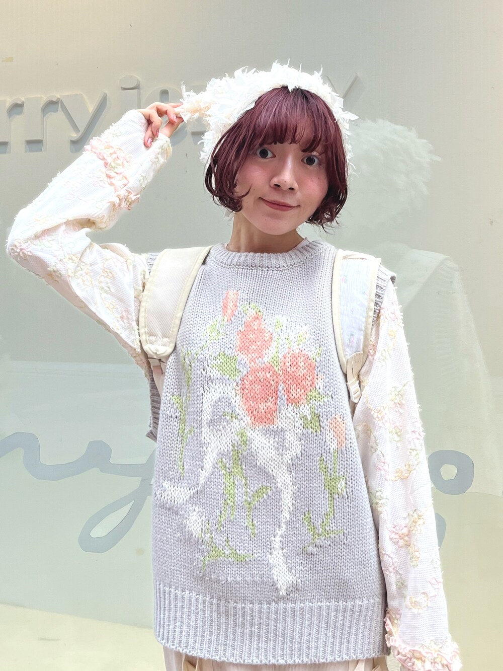 グレー系のベスト、ホワイト系のTシャツ/カットソー、ホワイト系のスカートを着用したレディースの秋コーディネートの5枚目の写真