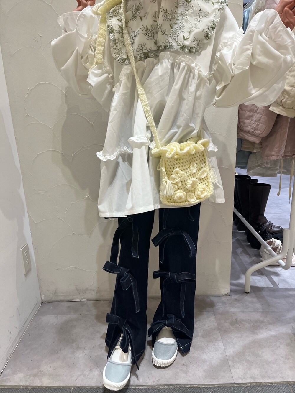 ホワイト系のシャツ/ブラウス、ホワイト系のスウェット、ホワイト系のハンドバッグを着用したレディースの冬コーディネートの6枚目の写真