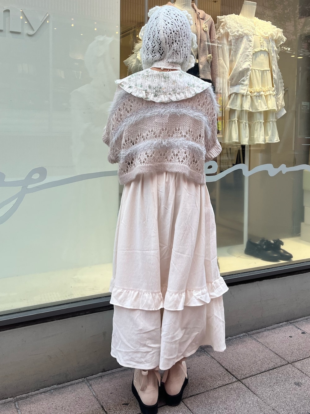 グレー系のカーディガン/ボレロ、ピンク系のブーツ、グリーン系のワンピースを着用したレディースの秋コーディネートの4枚目の写真