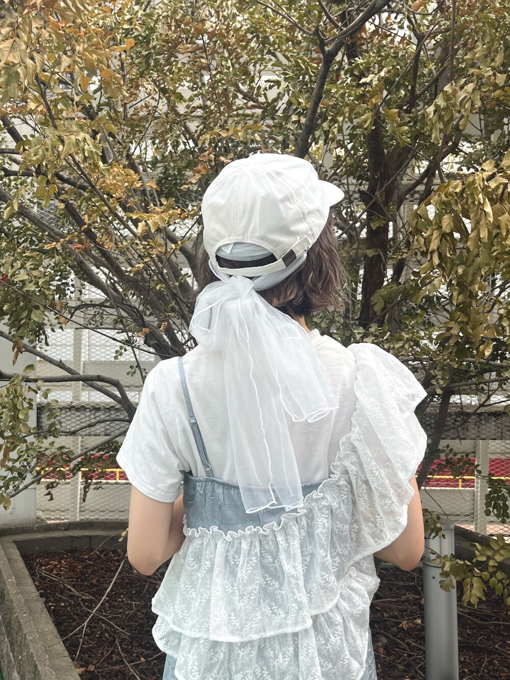 ホワイト系のTシャツ/カットソー、ブルー系のワンピース、ホワイト系のスニーカーを着用したレディースの夏コーディネートの7枚目の写真