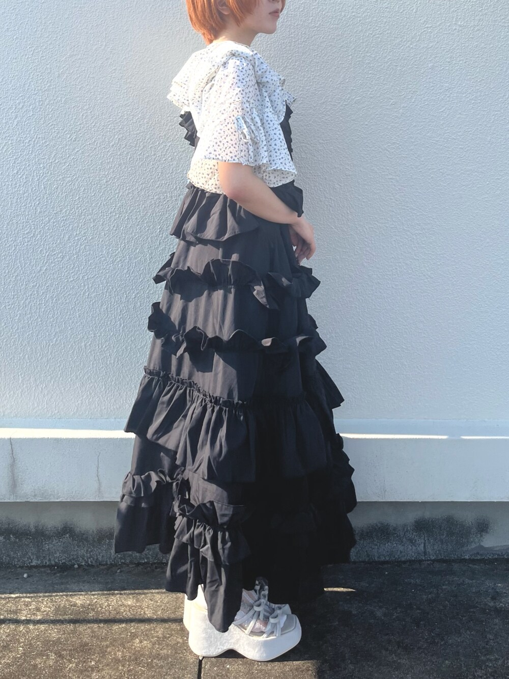 ブラック系のワンピース、その他のシャツ/ブラウス、ベージュ系のサンダルを着用したレディースの夏コーディネートの3枚目の写真