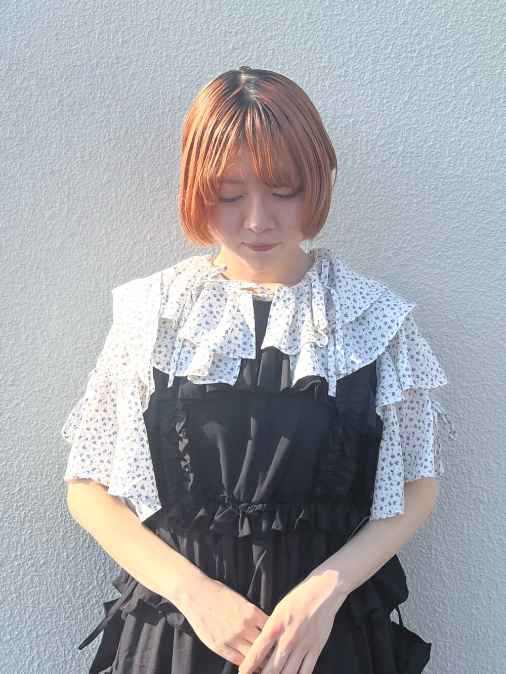 ブラック系のワンピース、その他のシャツ/ブラウス、ベージュ系のサンダルを着用したレディースの夏コーディネートの5枚目の写真