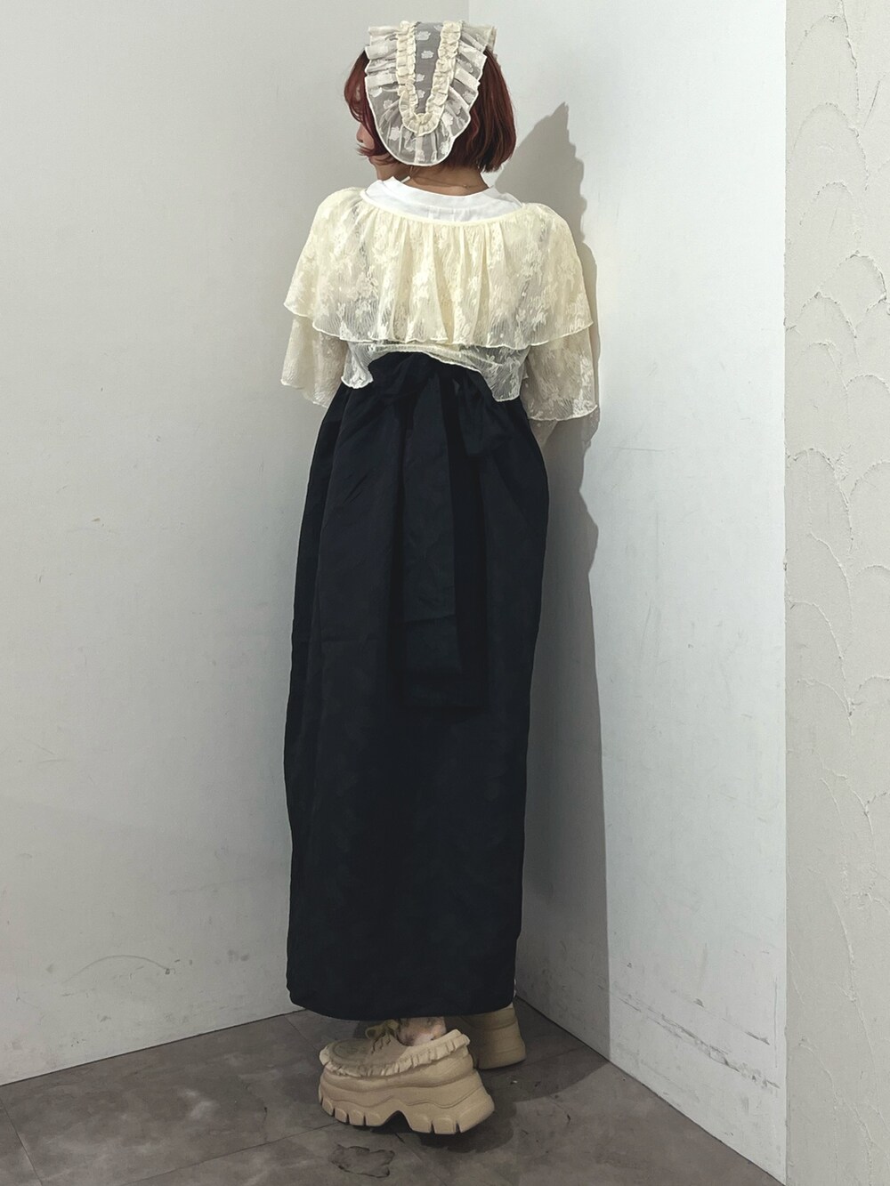 ホワイト系のシャツ/ブラウス、ブラック系のワンピース、ホワイト系のTシャツ/カットソーを着用したレディースの秋コーディネートの4枚目の写真