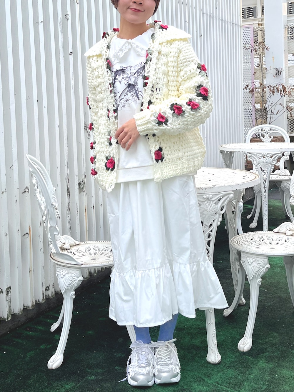 ホワイト系のカーディガン/ボレロ、ホワイト系のスウェット、ホワイト系のワンピースを着用したレディースの冬コーディネートの2枚目の写真