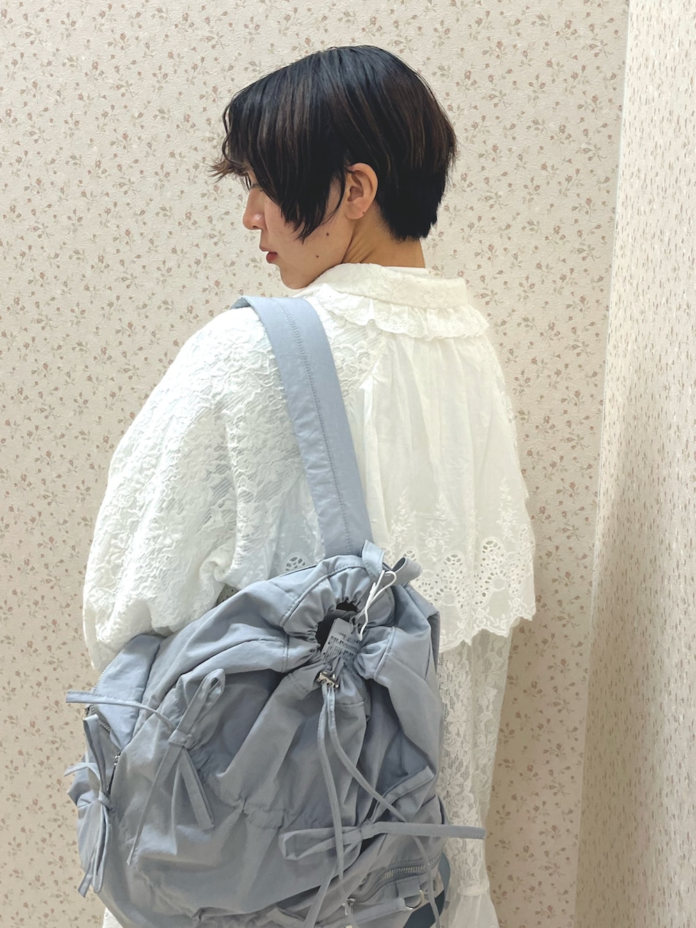 ブルー系のデニムパンツ、ホワイト系のシャツ/ブラウス、ホワイト系のテーラードジャケットを着用したレディースの冬コーディネートの5枚目の写真