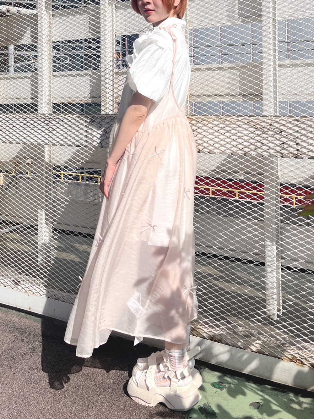 ホワイト系のワンピース、ベージュ系のワンピース、ホワイト系のサンダルを着用したレディースの夏コーディネートの3枚目の写真