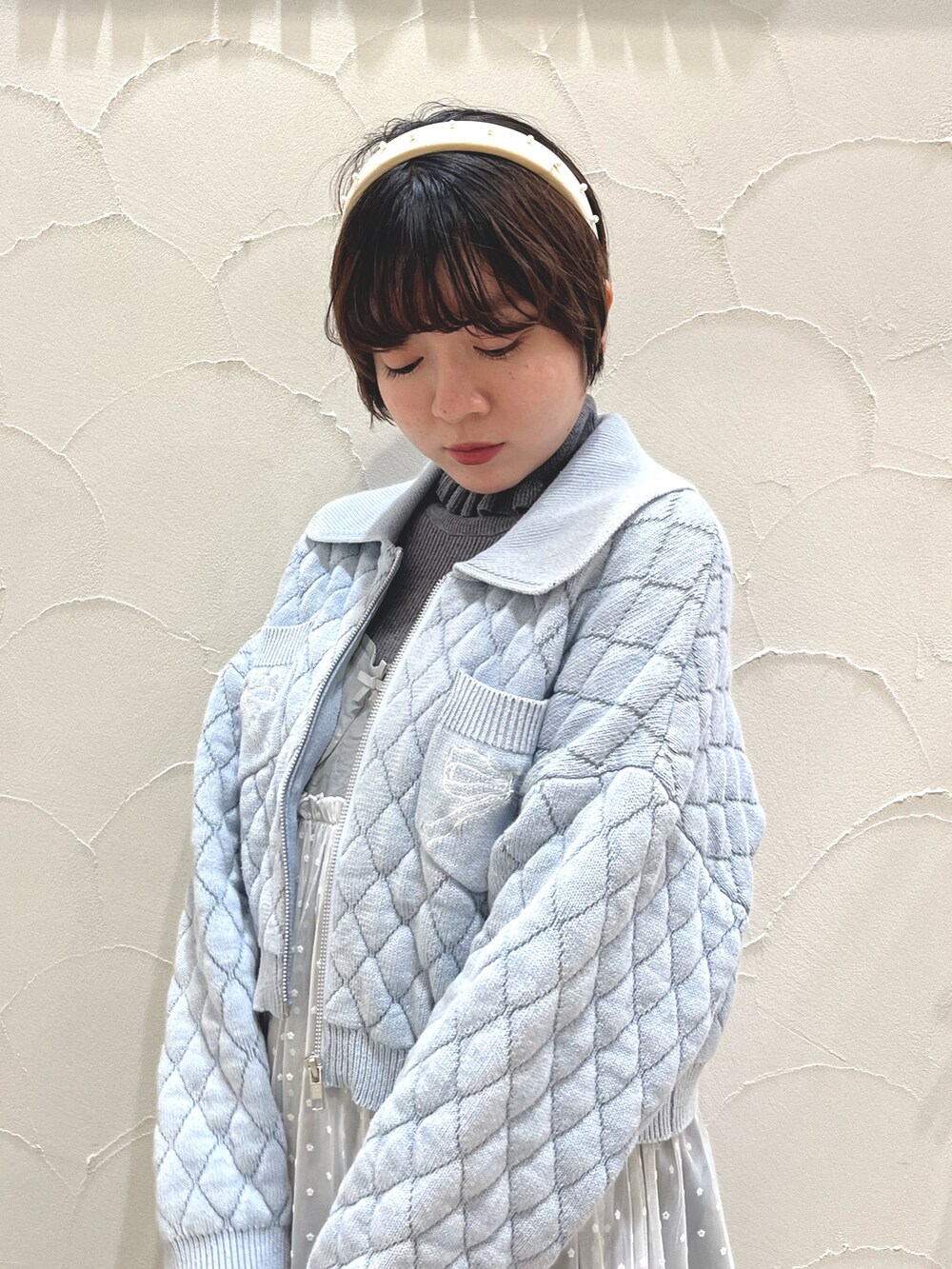 グレー系のワンピース、グレー系のニット/セーター、ブルー系のカーディガン/ボレロを着用したレディースの冬コーディネートの6枚目の写真