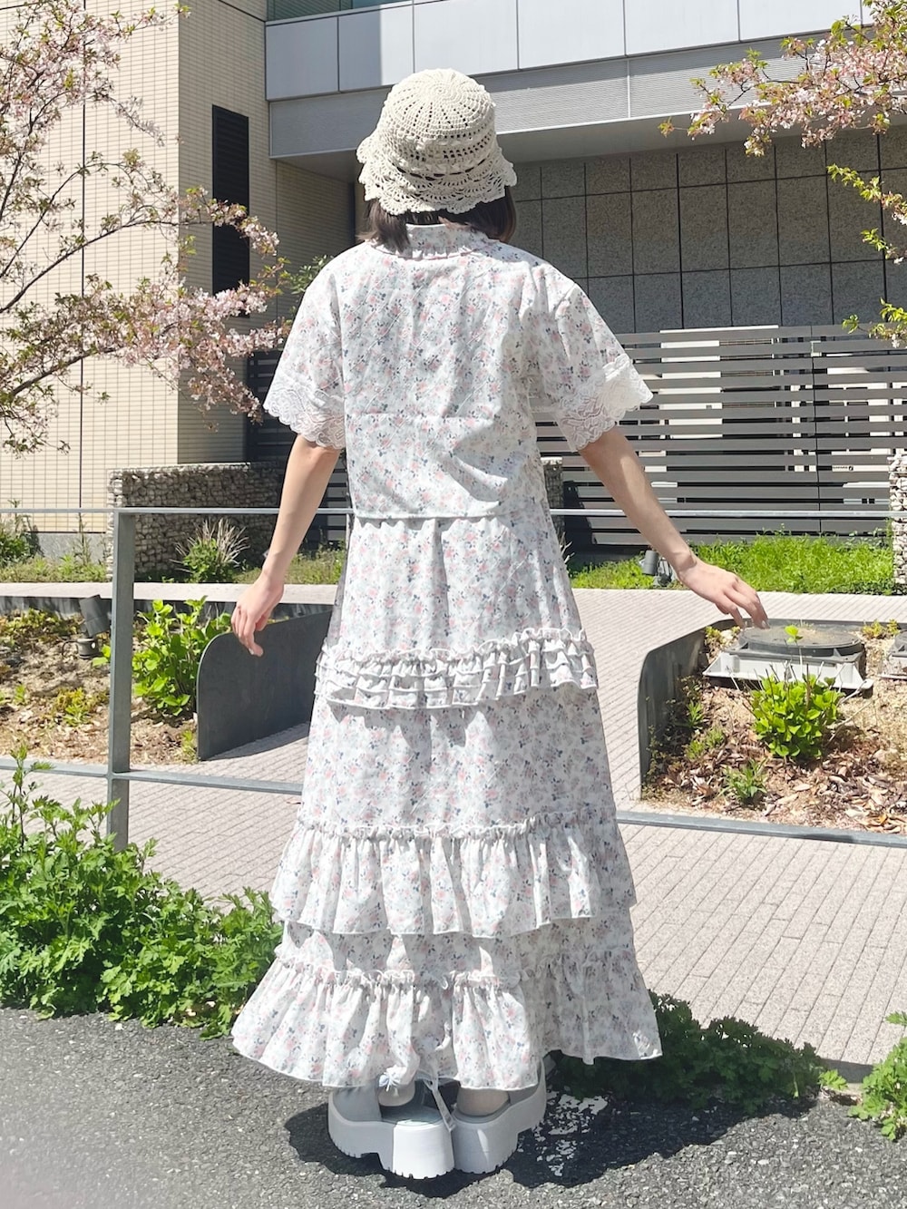 ピンク系のスカート、ピンク系のシャツ/ブラウス、ブルー系のサンダルを着用したレディースの春コーディネートの4枚目の写真