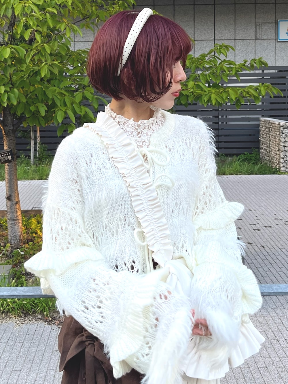 ホワイト系のカーディガン/ボレロ、ホワイト系のTシャツ/カットソー、ホワイト系のショルダーバッグを着用したレディースの秋コーディネートの6枚目の写真