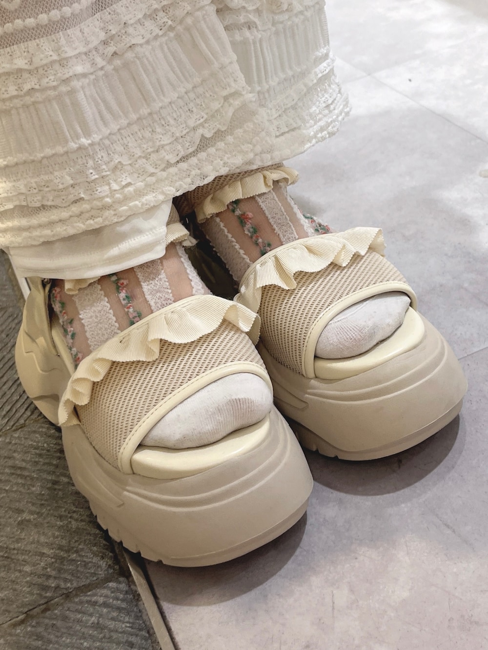 ホワイト系のワンピース、ブルー系のキャミソール、ホワイト系のその他パンツを着用したレディースの夏コーディネートの9枚目の写真