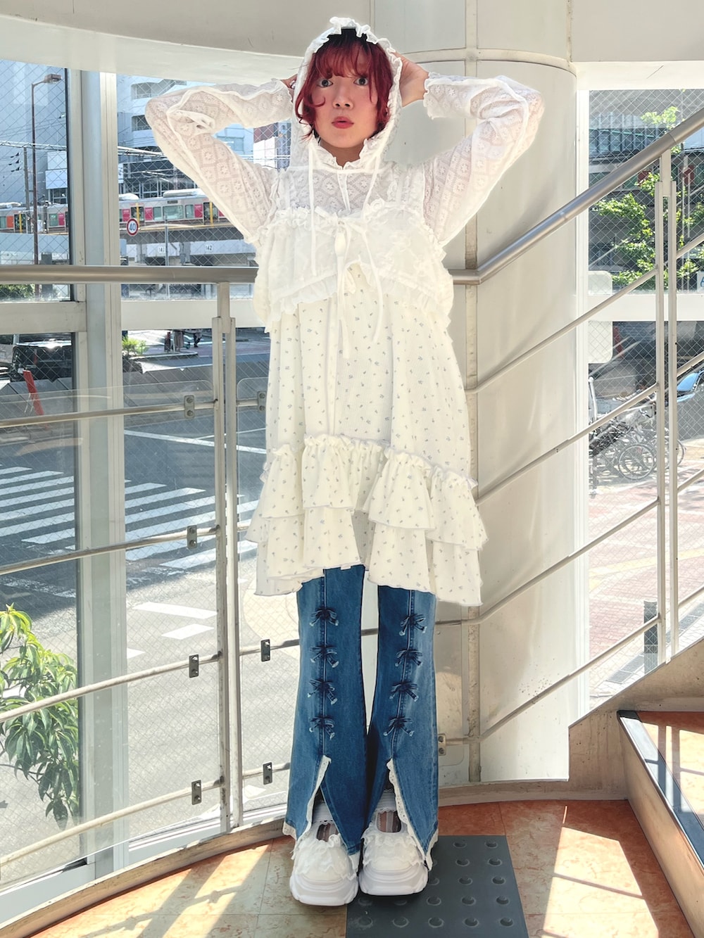 グリーン系のショルダーバッグ、ホワイト系のTシャツ/カットソー、ホワイト系のシャツ/ブラウスを着用したレディースの秋コーディネートの5枚目の写真