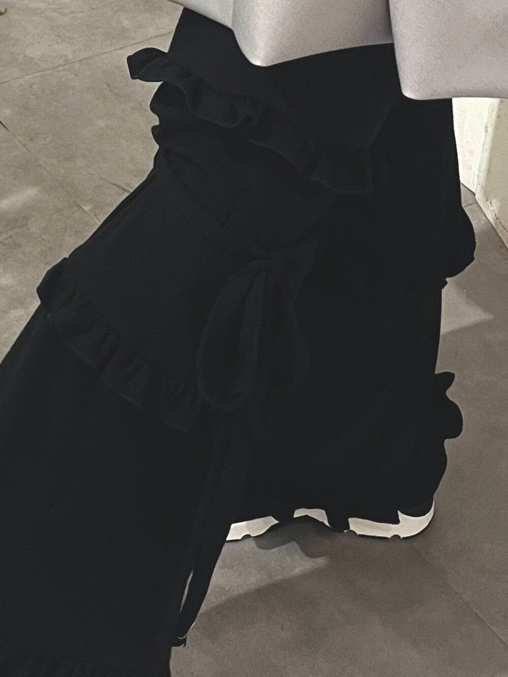 グレー系のワンピース、ブルー系のシャツ/ブラウス、ブラック系のスウェットパンツを着用したレディースの春コーディネートの7枚目の写真