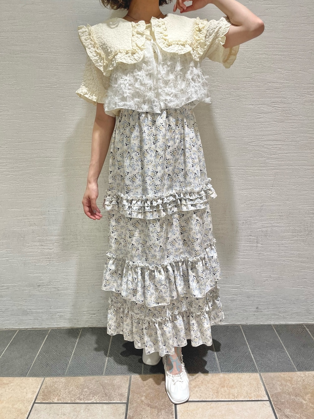 イエロー系のシャツ/ブラウス、ホワイト系のキャミソール、イエロー系のスカートを着用したレディースの夏コーディネートの8枚目の写真