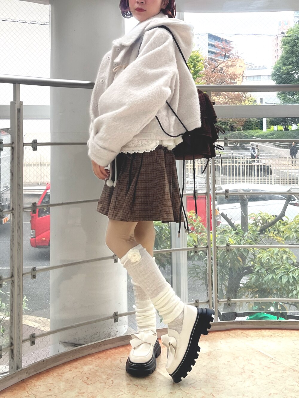 ホワイト系のニット/セーター、ホワイト系のダッフルコート、その他のスカートを着用したレディースの秋コーディネートの3枚目の写真