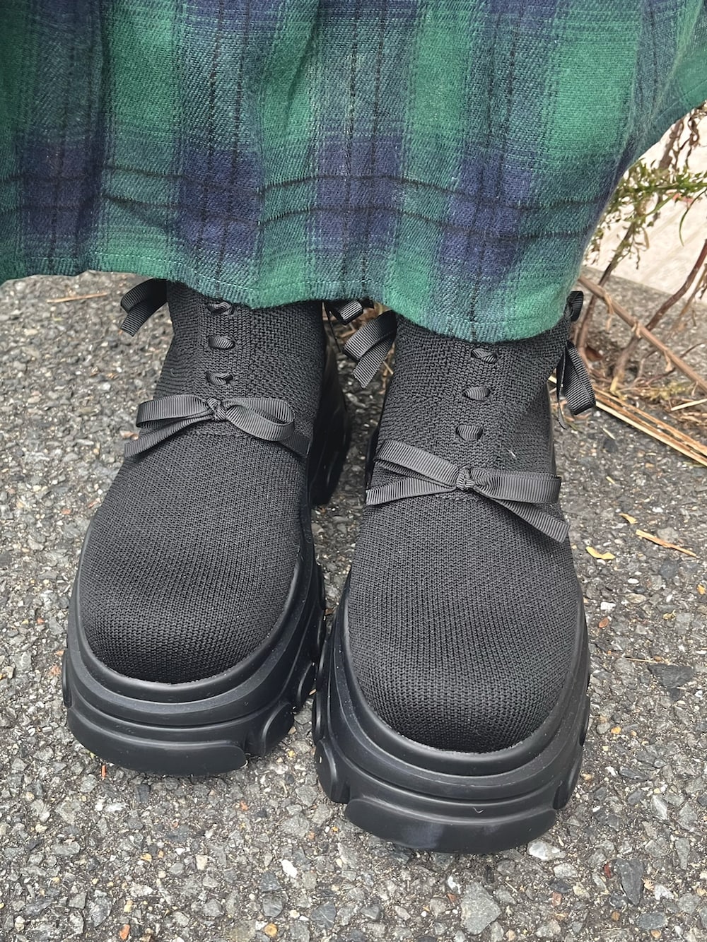 グリーン系のスカート、グレー系のカーディガン/ボレロ、ホワイト系のシャツ/ブラウスを着用したレディースの秋コーディネートの10枚目の写真