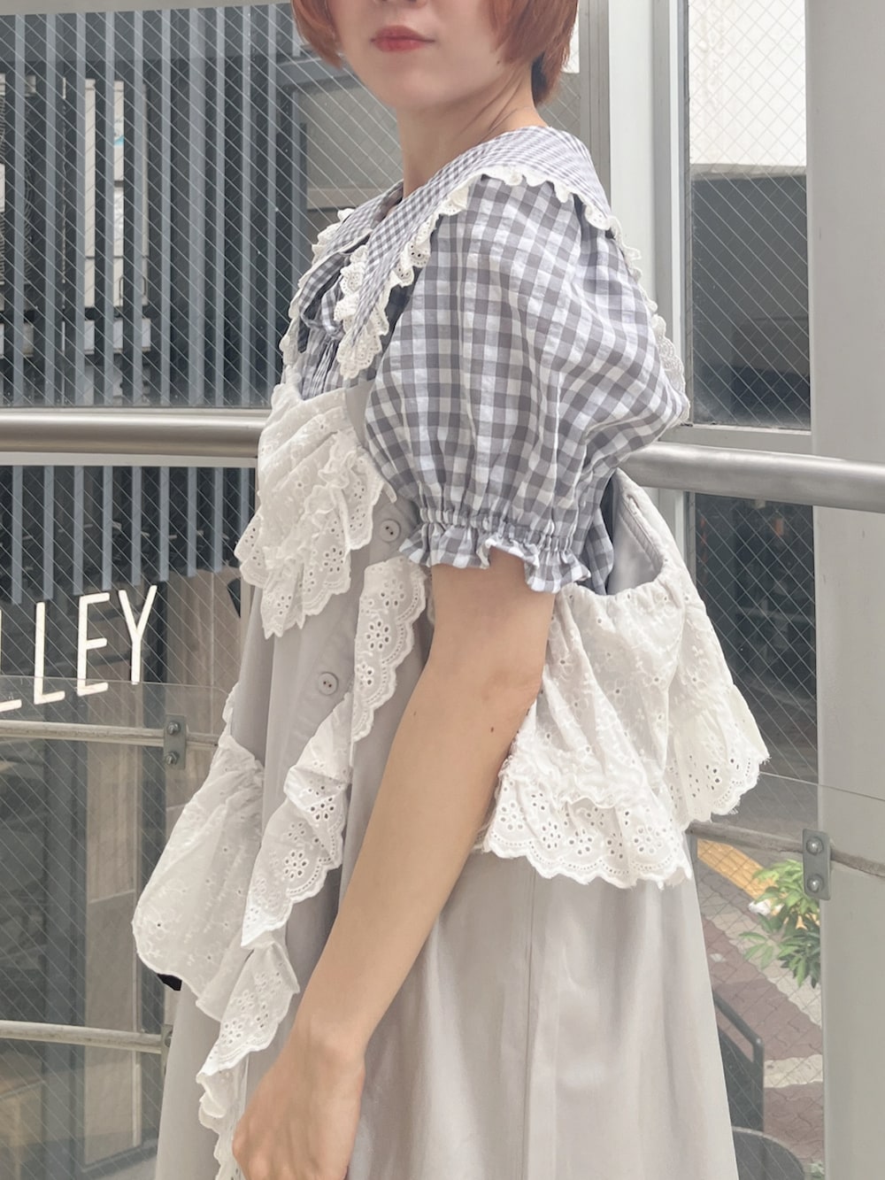 グレー系のワンピース、グレー系のシャツ/ブラウス、ブラック系のトートバッグを着用したレディースの夏コーディネートの6枚目の写真