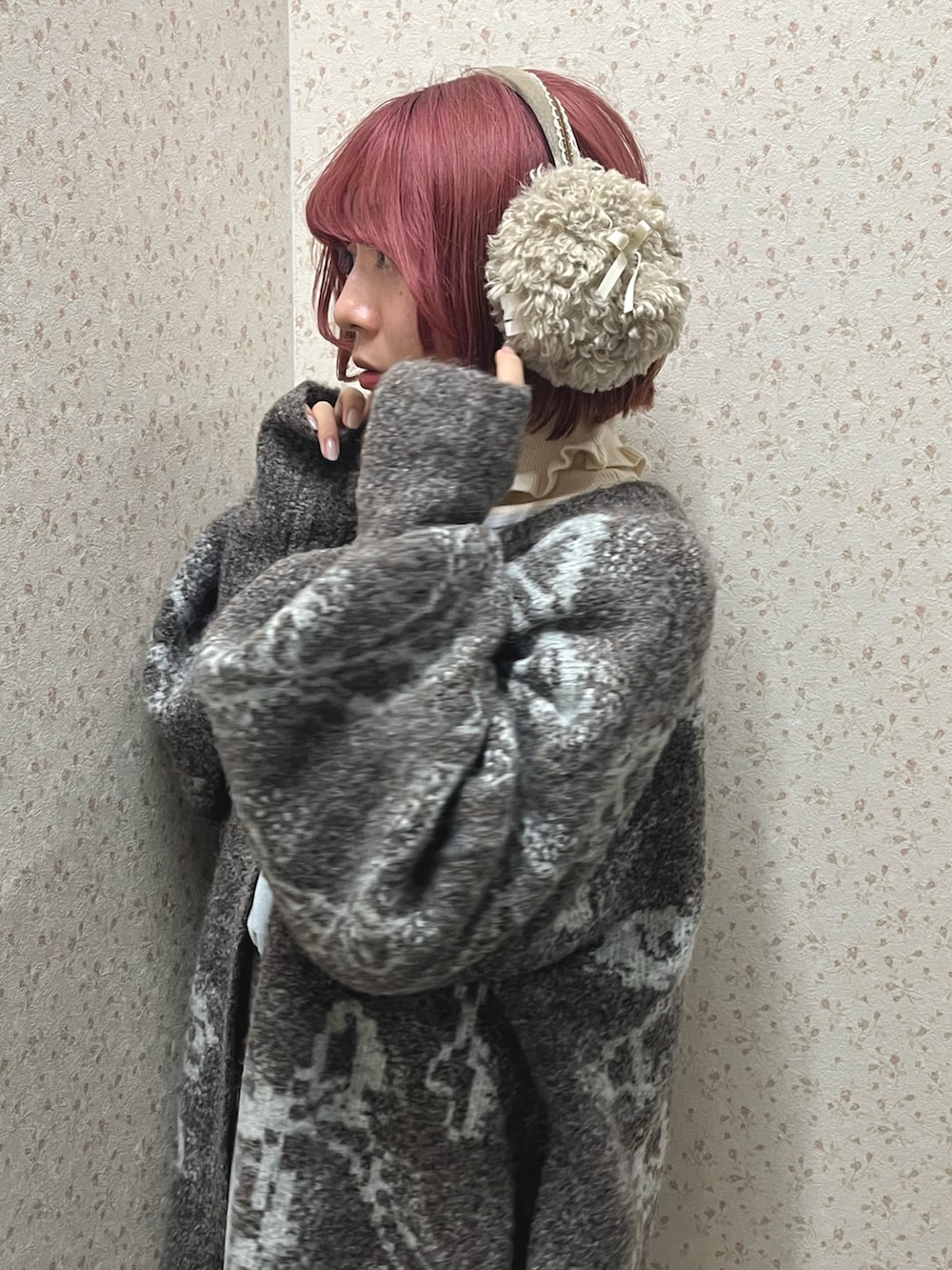 ホワイト系のニット/セーター、ブルー系のワンピース、ブラウン系のカーディガン/ボレロを着用したレディースの秋コーディネートの7枚目の写真