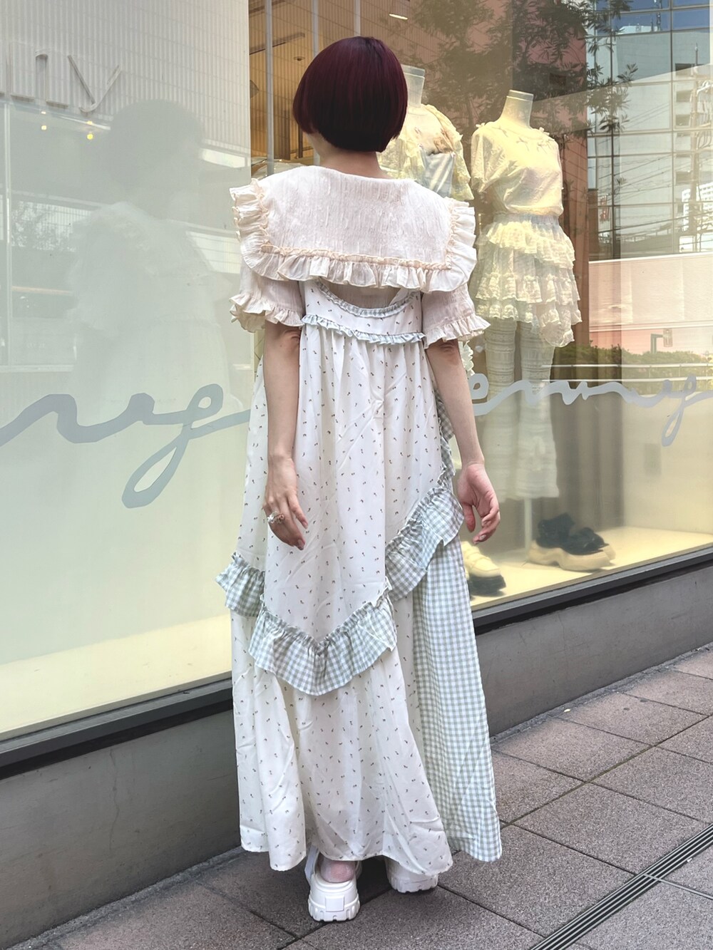 イエロー系のシャツ/ブラウス、グリーン系のワンピース、ホワイト系のサンダルを着用したレディースの春コーディネートの5枚目の写真