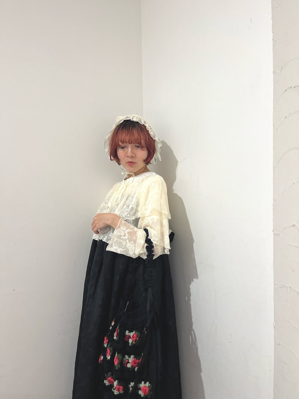 ホワイト系のシャツ/ブラウス、ブラック系のワンピース、ホワイト系のTシャツ/カットソーを着用したレディースの秋コーディネートの8枚目の写真