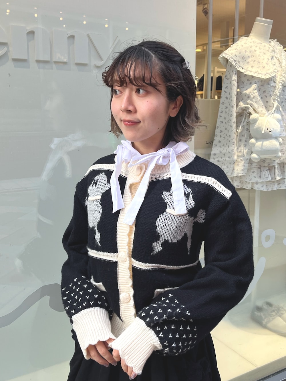 ピンク系のダウンジャケット/コート、ホワイト系のシャツ/ブラウス、ブラック系のカーディガン/ボレロを着用したレディースの秋コーディネートの3枚目の写真