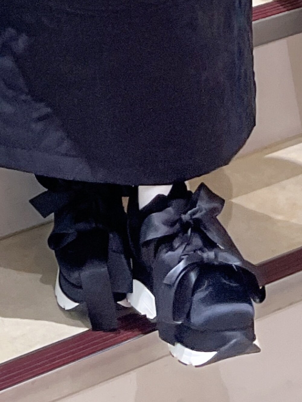 ブラック系のワンピース、ブラック系のスニーカー、グリーン系のTシャツ/カットソーを着用したレディースの秋コーディネートの6枚目の写真