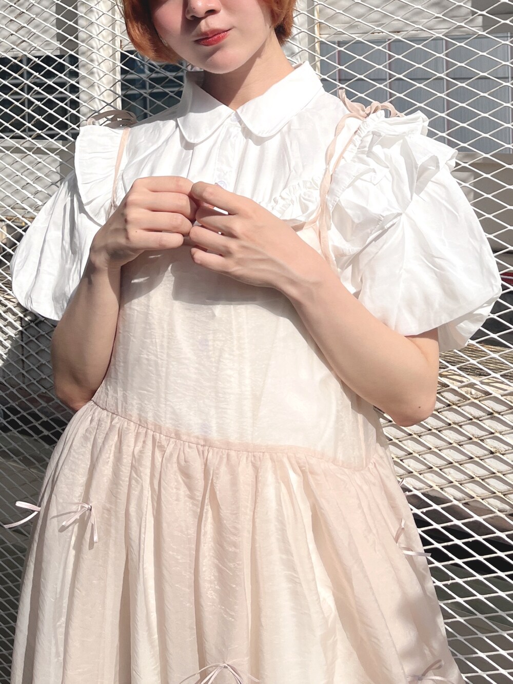 ホワイト系のワンピース、ベージュ系のワンピース、ホワイト系のサンダルを着用したレディースの夏コーディネートの6枚目の写真