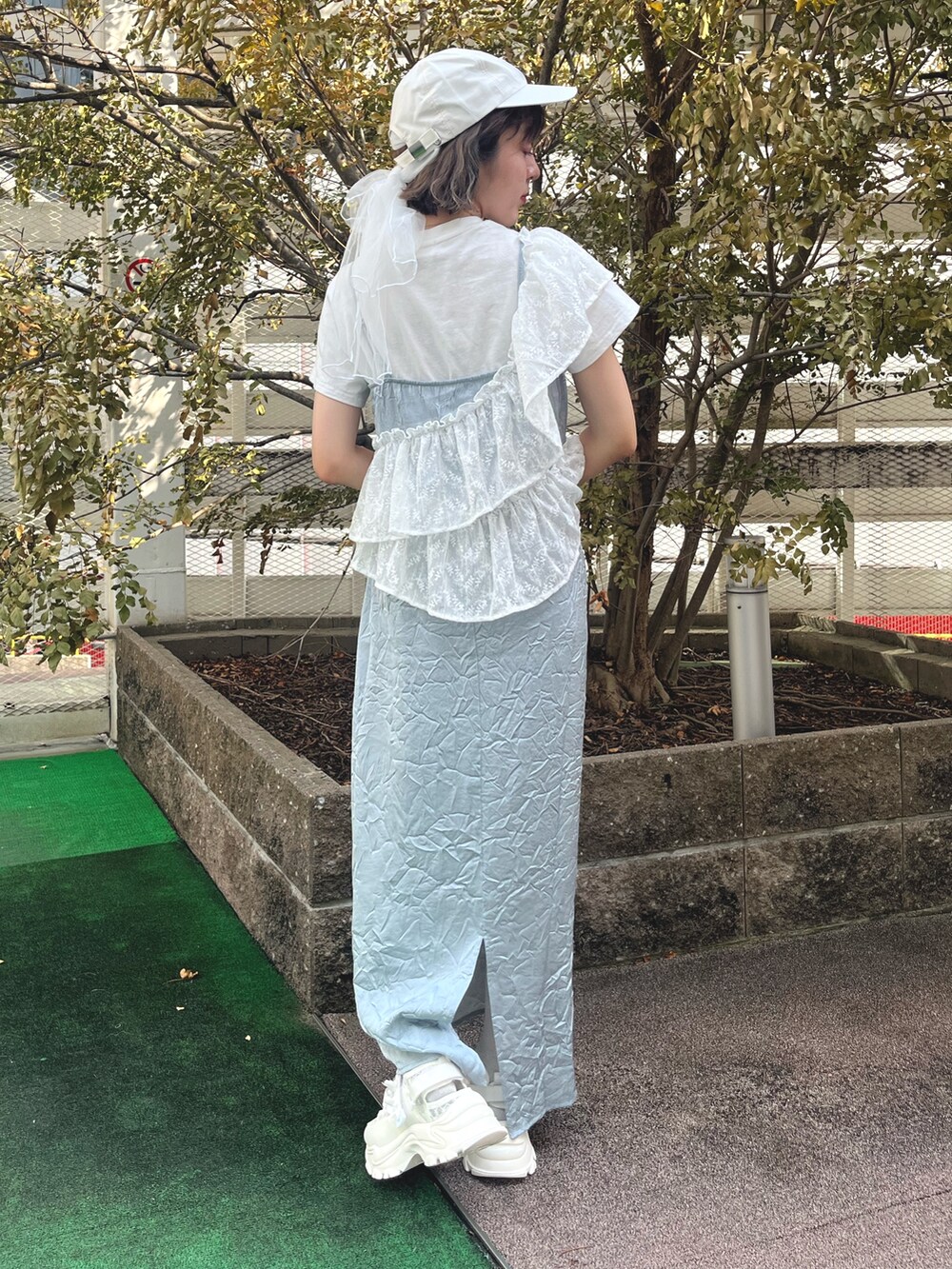 ホワイト系のTシャツ/カットソー、ブルー系のワンピース、ホワイト系のスニーカーを着用したレディースの夏コーディネートの3枚目の写真