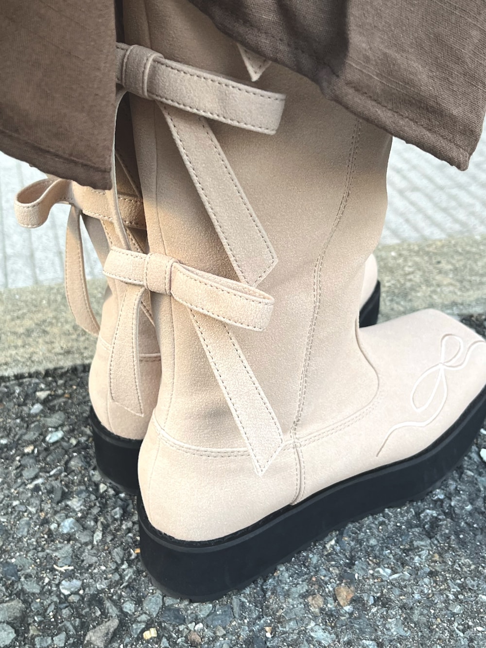 ホワイト系のカーディガン/ボレロ、ホワイト系のTシャツ/カットソー、ホワイト系のショルダーバッグを着用したレディースの秋コーディネートの10枚目の写真