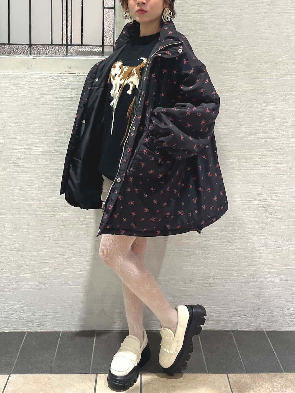 ブラック系のニット/セーター、ブラック系のブルゾン、ベージュ系のスウェットパンツを着用したレディースの秋コーディネートの2枚目の写真