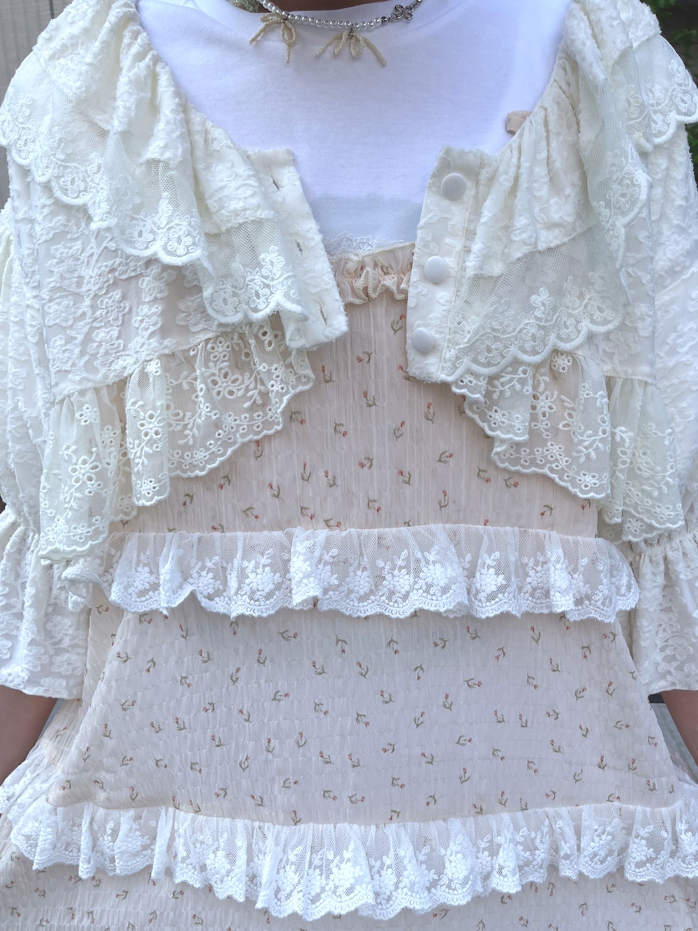 ホワイト系のチュニック、ホワイト系のその他パンツ、ベージュ系のサンダルを着用したレディースの夏コーディネートの8枚目の写真