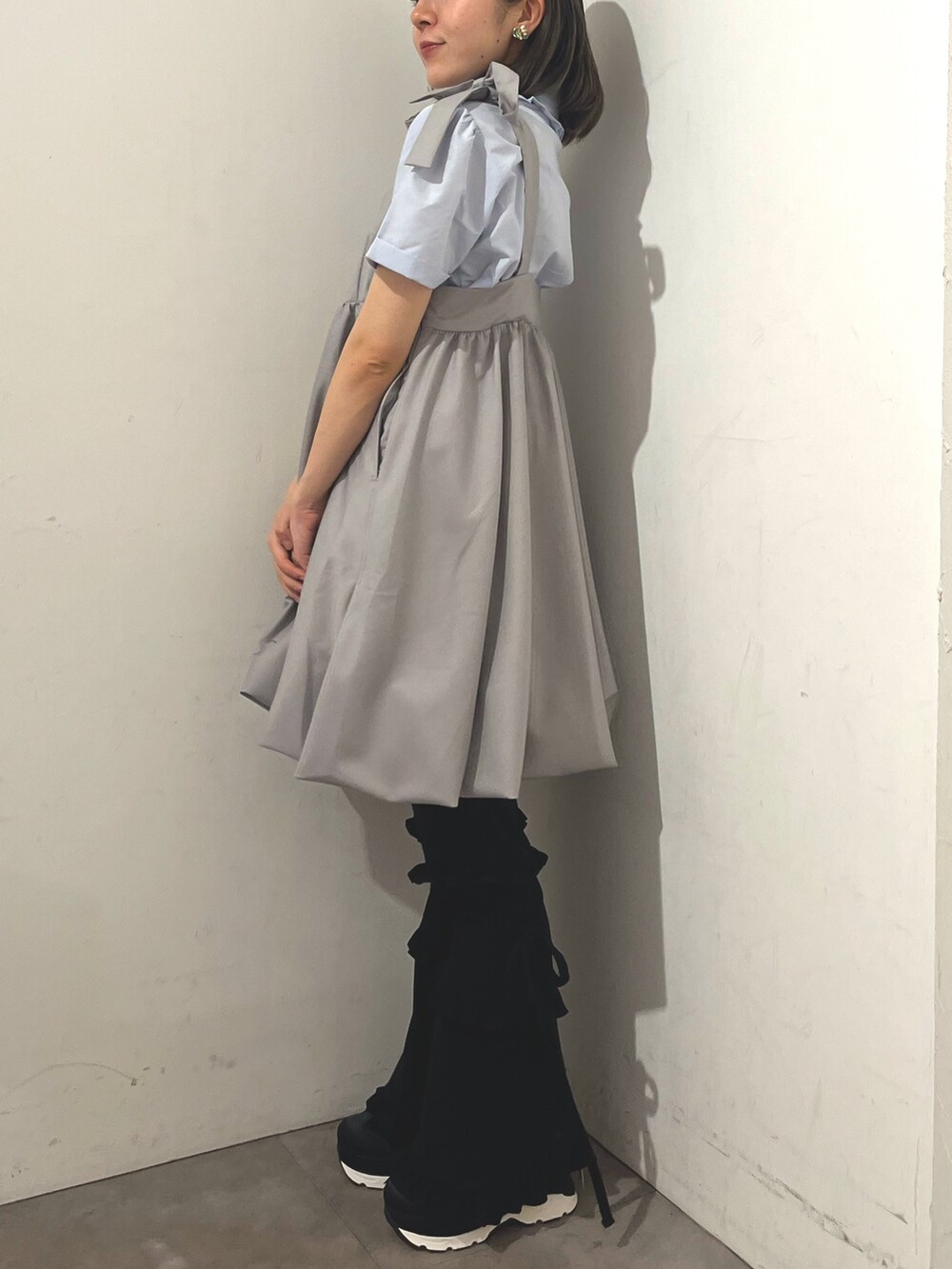 グレー系のワンピース、ブルー系のシャツ/ブラウス、ブラック系のスウェットパンツを着用したレディースの春コーディネートの4枚目の写真