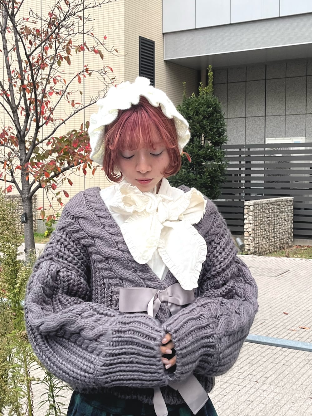 グリーン系のスカート、グレー系のカーディガン/ボレロ、ホワイト系のシャツ/ブラウスを着用したレディースの秋コーディネートの6枚目の写真