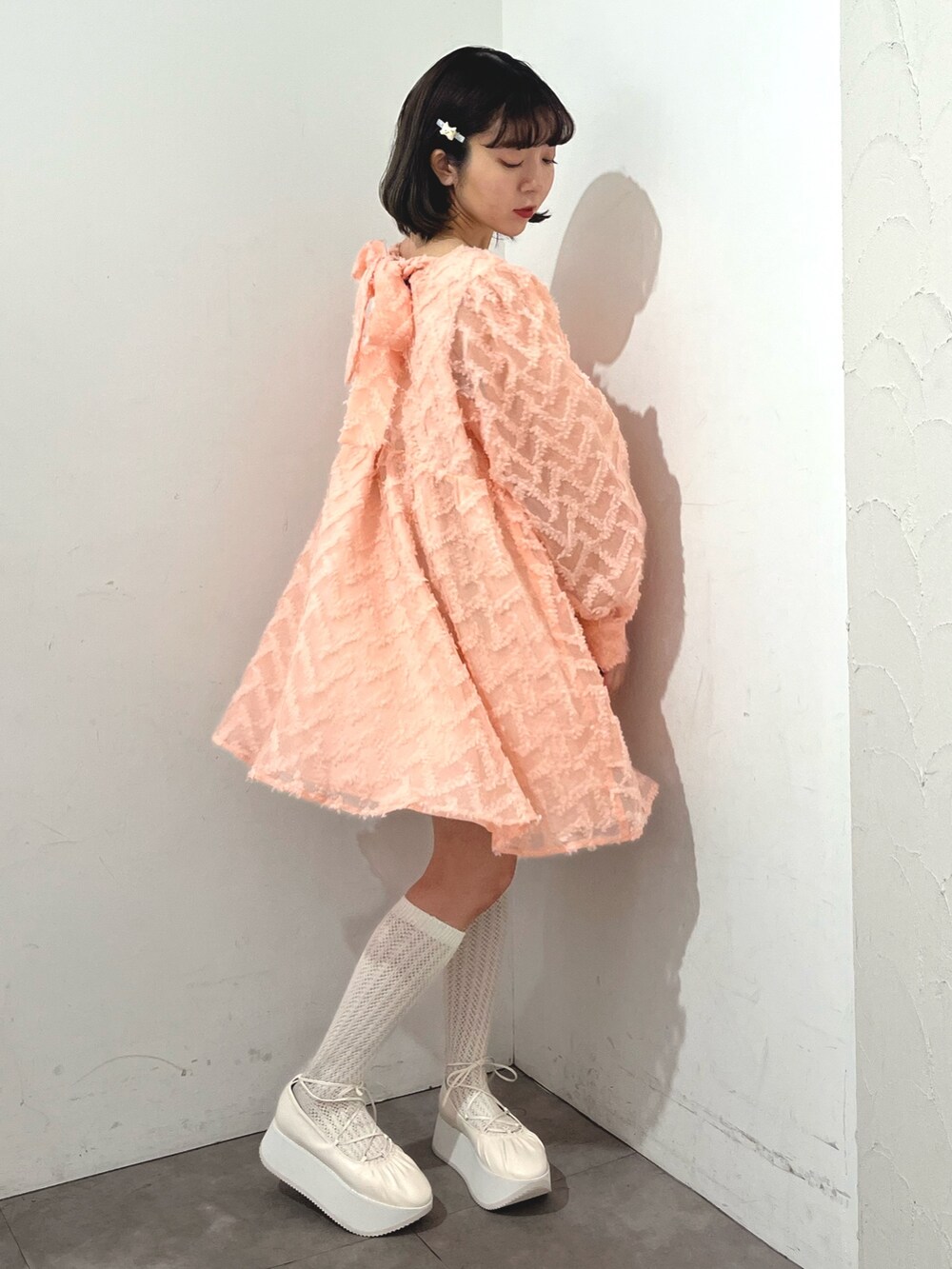 ピンク系のワンピース、ホワイト系のバレエシューズ、ホワイト系のバレッタ/ヘアクリップを着用したレディースの春コーディネートの3枚目の写真