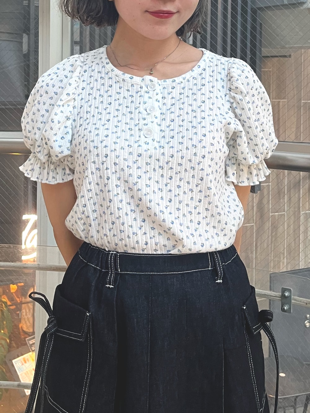 ブラック系のスカート、グレー系のスウェットパンツ、ブラック系のスニーカーを着用したレディースの夏コーディネートの8枚目の写真