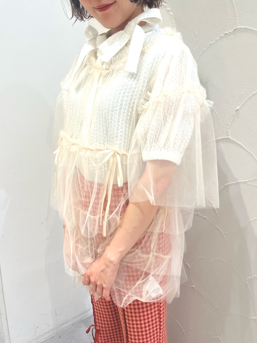 レッド系のスラックス、ホワイト系のTシャツ/カットソー、ホワイト系のシャツ/ブラウスを着用したレディースの夏コーディネートの6枚目の写真