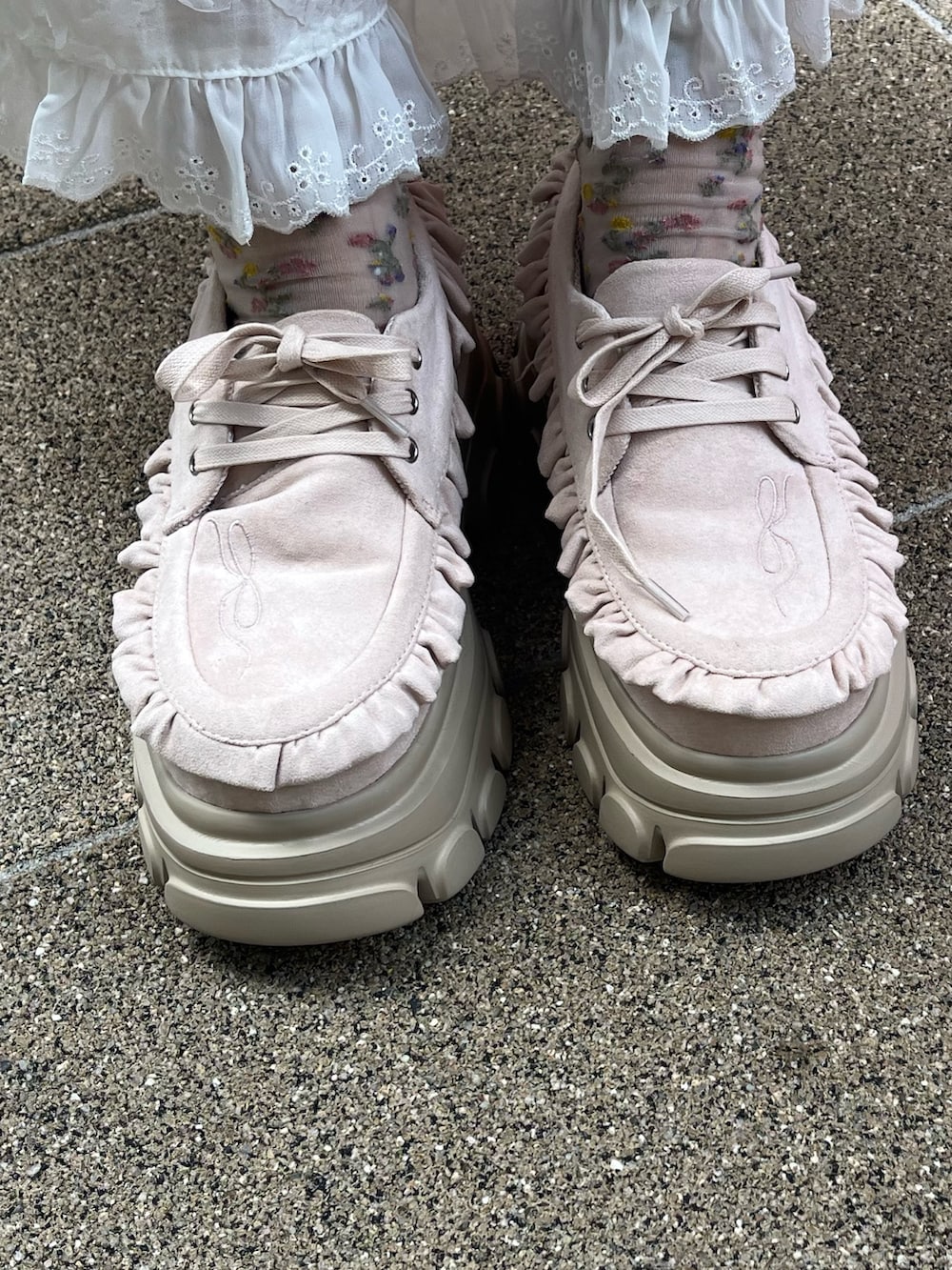 ホワイト系のスカート、ホワイト系のハンドバッグ、ホワイト系のTシャツ/カットソーを着用したレディースの夏コーディネートの10枚目の写真