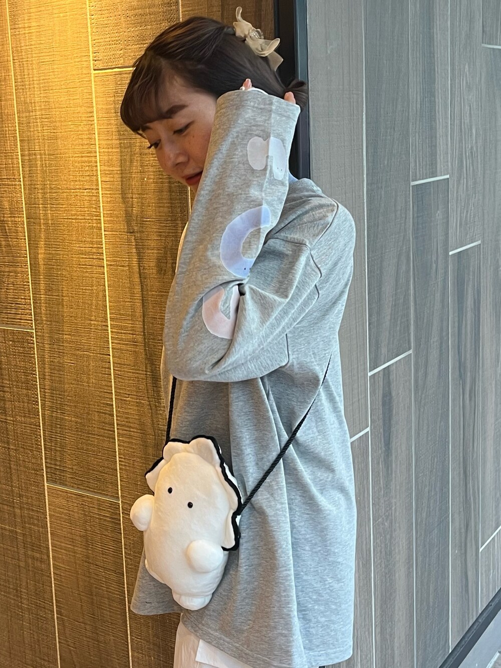 ホワイト系のショルダーバッグ、グレー系のTシャツ/カットソー、ブルー系のTシャツ/カットソーを着用したレディースの冬コーディネートの5枚目の写真