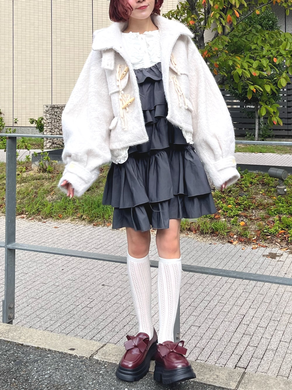 グレー系のワンピース、ホワイト系のダッフルコート、ホワイト系のシャツ/ブラウスを着用したレディースの秋コーディネートの2枚目の写真