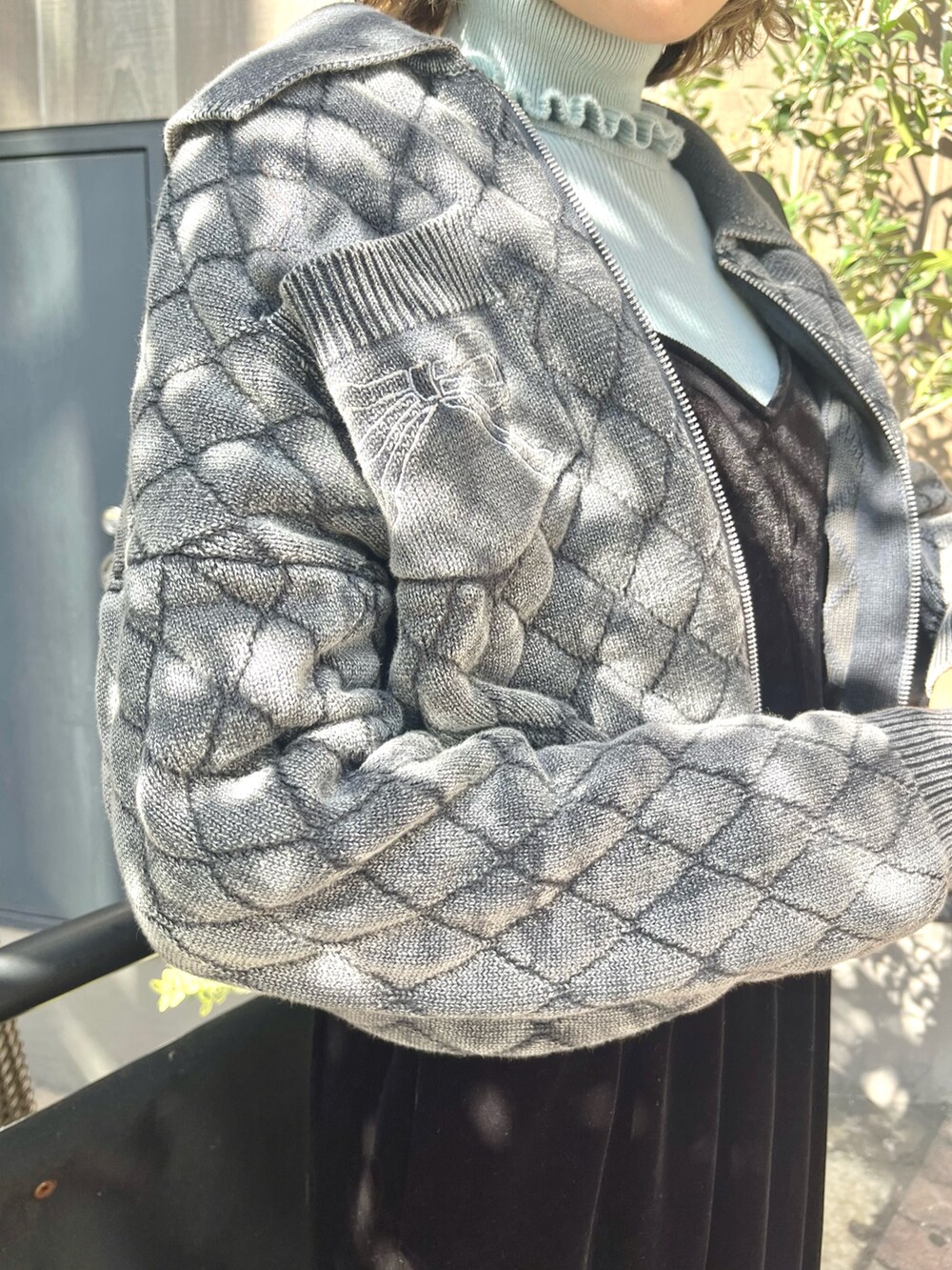 ブラック系のワンピース、グレー系のカーディガン/ボレロ、ブルー系のニット/セーターを着用したレディースの秋コーディネートの5枚目の写真