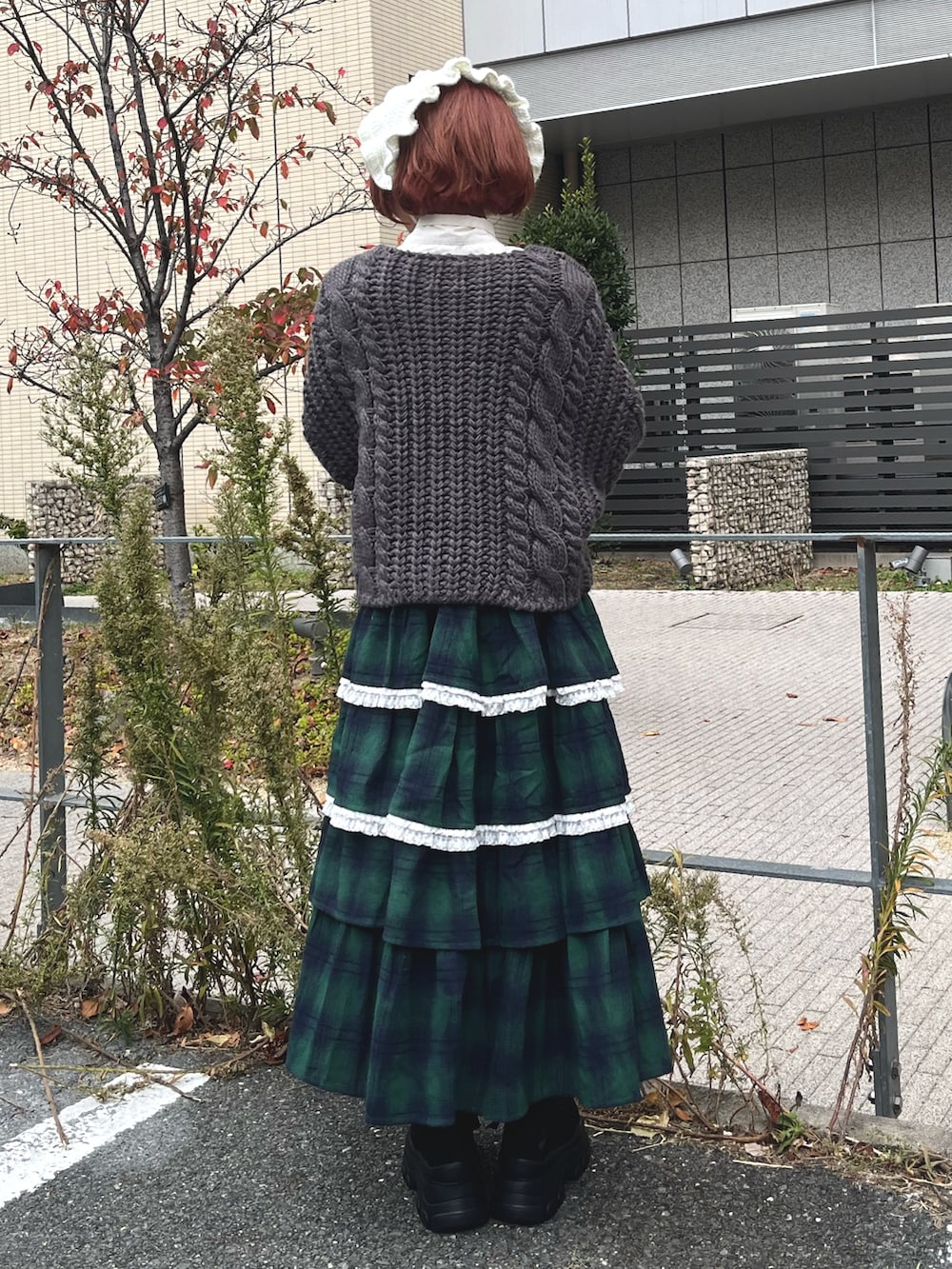 グリーン系のスカート、グレー系のカーディガン/ボレロ、ホワイト系のシャツ/ブラウスを着用したレディースの秋コーディネートの4枚目の写真